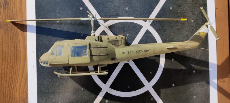 Kész makett-UH-1B_1-48_Academy_6000Ft_1