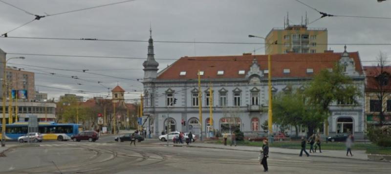 Kassa ma - háttal a főtérnek

Itt látható a jellegzetes épület, ami a második és a harmadik képen látszik, de itt a valós helyzetében.