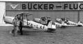 18.kép

A LÜH részére gyártott, magyar jelzésekkel ellátott Bücker Bü131A-k a Rangsdorfi Bücker repülőgépgyár udvarán 1937-ben (Forrás: https://www.rbb-online.de)
 
 
