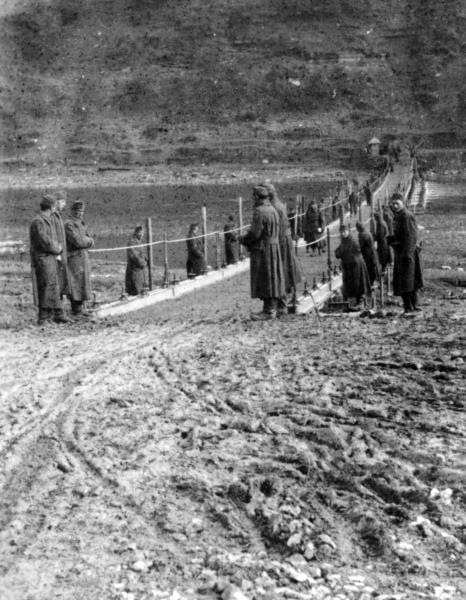 A Magyar Királyi Honvédség Török Ignác II. utászzászlóalja által épített pontonhíd a Mihalcse és Usztecsko közötti, felrobbantott Dnyeszter híd mellett - 1941

Fortepan 75466
https://fortepan.hu/hu/photos/?id=75466