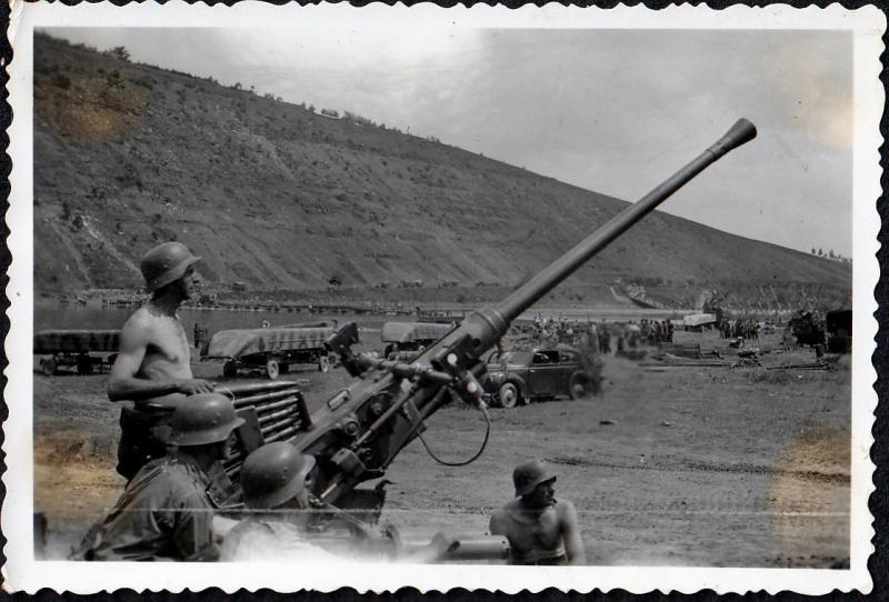 Jobbpartról fotózva, szemben a domb

1941 - A két balparti szakasz látható, mindkettő leszakadt