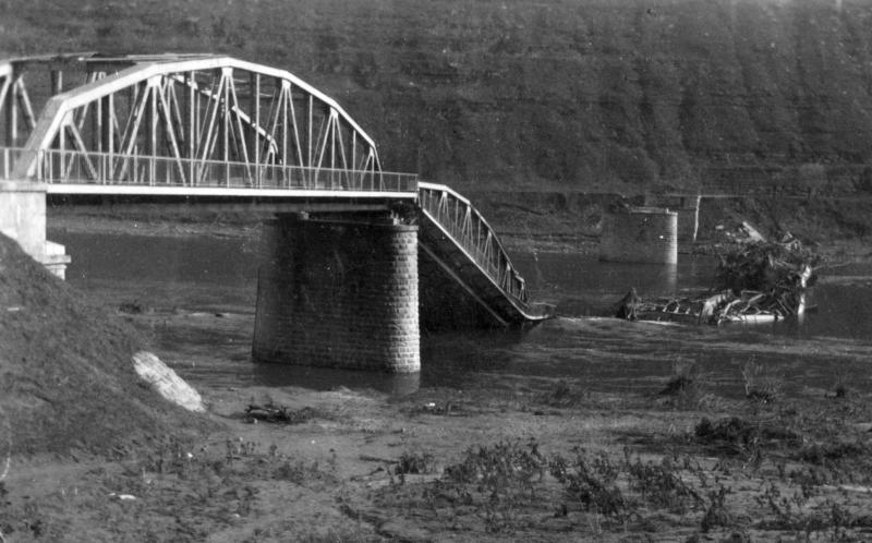 A jobbpartról fotózva, szemben a domb

1941, vagy 