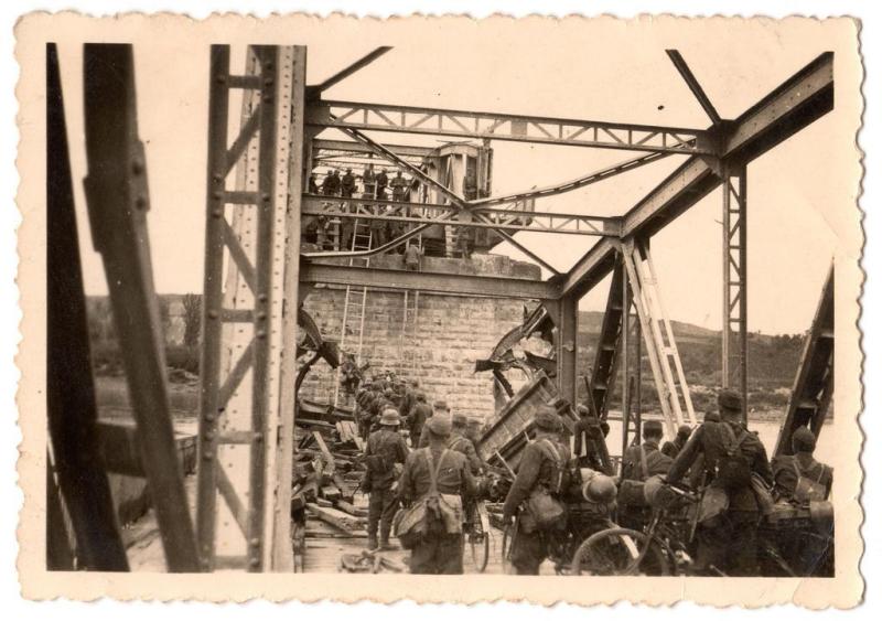15. kerékpáros zászlóalj 2. század kel át egy Dnyeszter-híd romjain - 1941