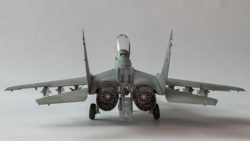 MiG-29

A fűfutó kerekek kicsit nagyobbat terpesztenek, mint kellene..