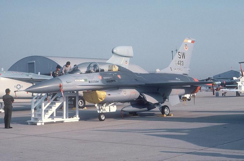 F-16B Block 10 79-0423 1982, F100-PW-200