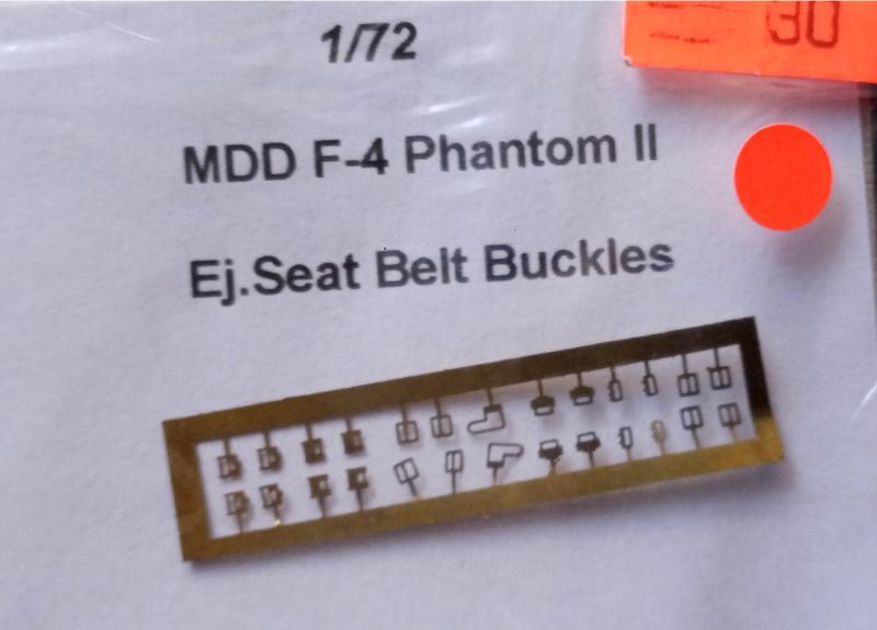 F-4 Phantom II. Seat belt buckles maratás