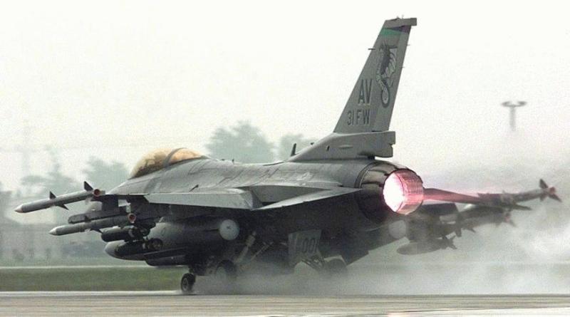 resize_f-16-takes-off-with-afterburner

Ezt a gépet készülök megépíteni