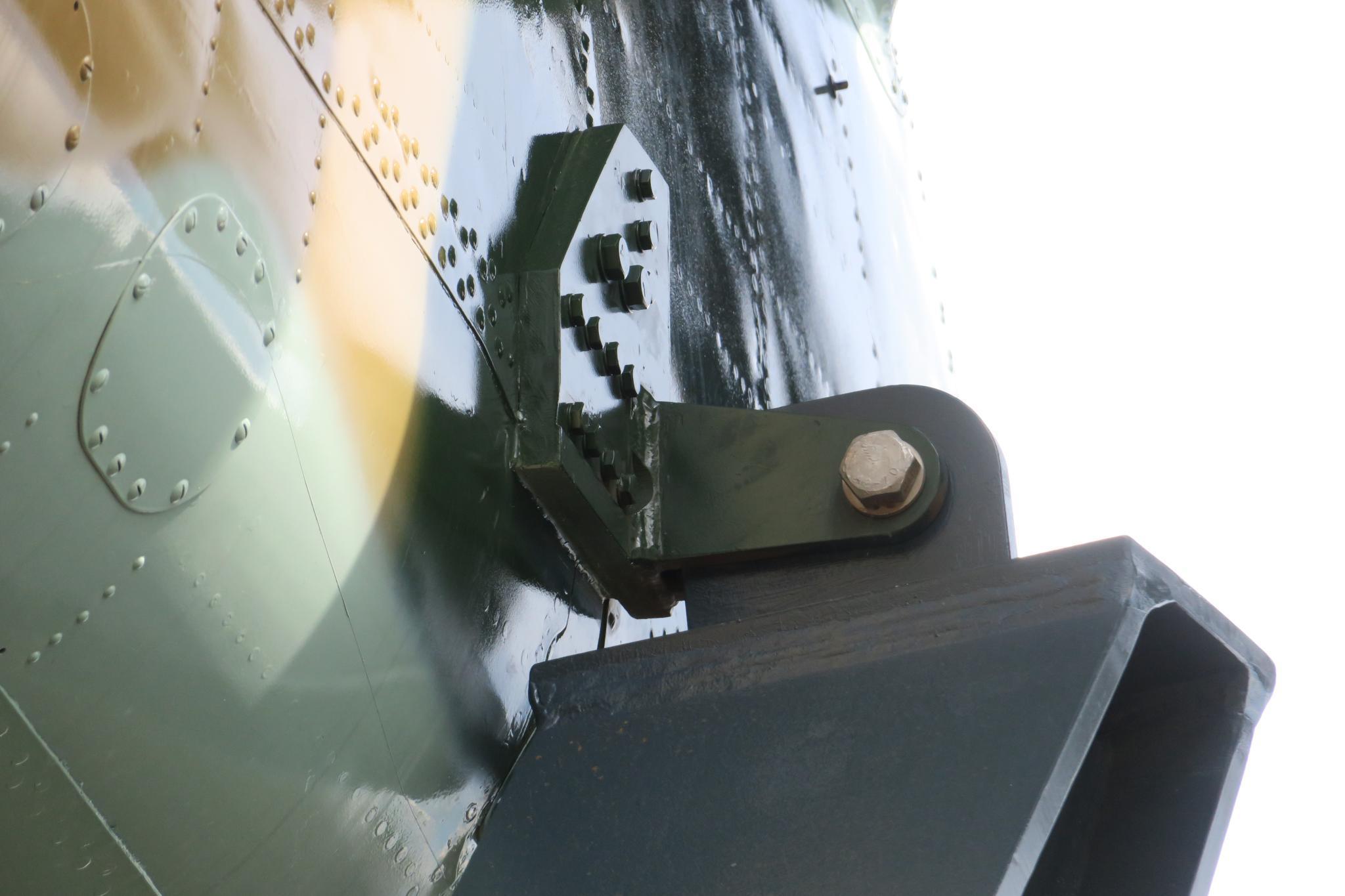 A géptest bal hátsó rögzítése a talapzatra