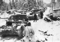 Finn katonák megsemmisített szovjet járműveknél