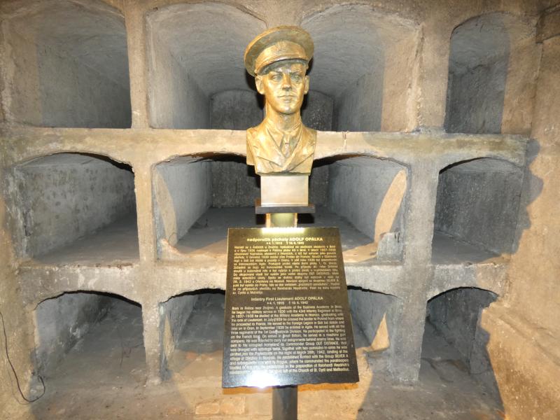 A németek a templom alagsorában szorították sarokba a merénylet résztvevőit, és a kis ablakhoz reflektort állítottak, hogy bevilágítsák az egész helyiséget. Kézigránátokat dobáltak be, a védők meg Molotov-koktélokat ki, és még a reflektort is sikerült kiiktatniuk, de a végeredmény nem lehetett kétséges. A bent rekedtek közül ketten még életben voltak, amikor megszűnt az ellenállás, őket gyorsan a legközelebbi SS katonai kórházba szállították, valószínűleg ki akarták hallgatni őket, de már nem tértek magukhoz.