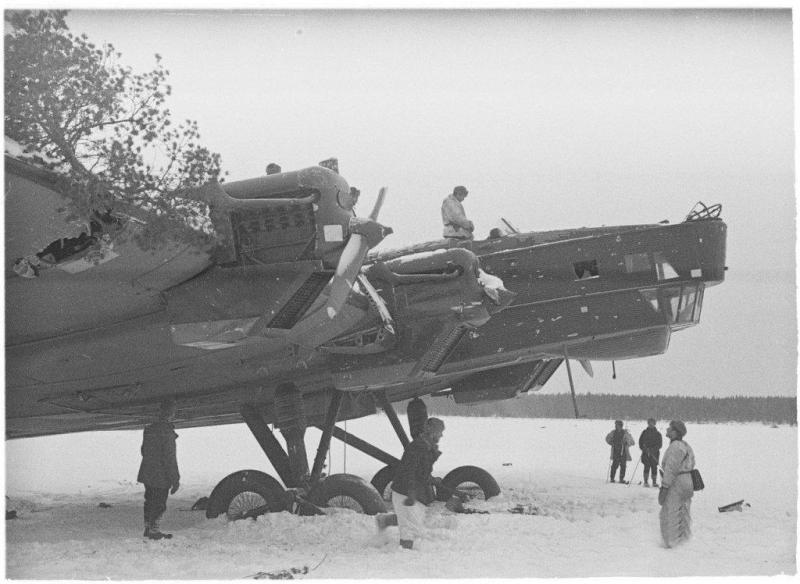 Finn katonák gyönyörködnek egy kényszerleszállt TB-3 bombázóban