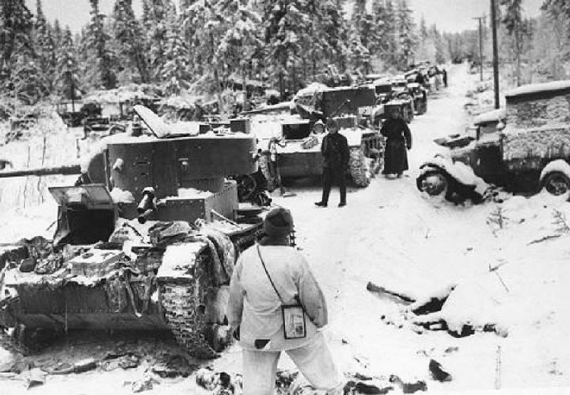 Finn katonák megsemmisített szovjet járműveknél

A finnek a Raate-Suomussalmi úton ütöttek rajta a szovjet 44. lövészhadosztály oszlopán, 1940. január 8-án.