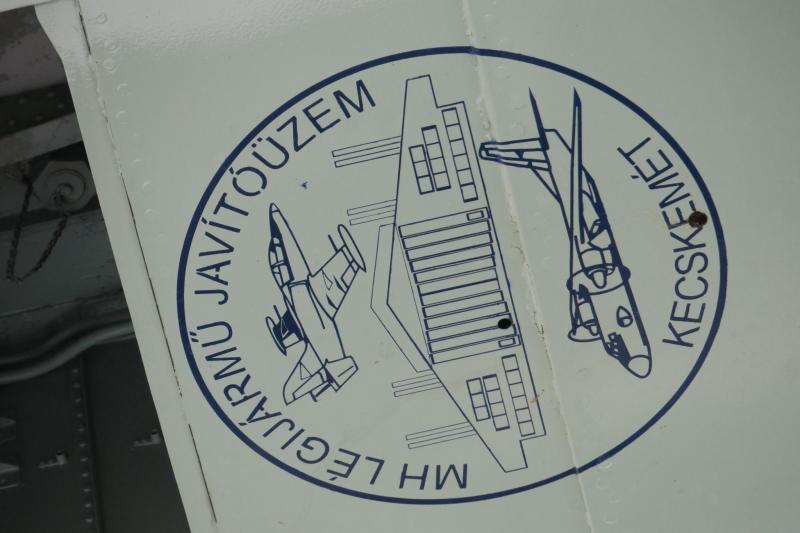Az MH Légijármű Javítóüzem címere az orrfutóakna mögött

Mi-24 emlékmű - Szentkirályszabadja