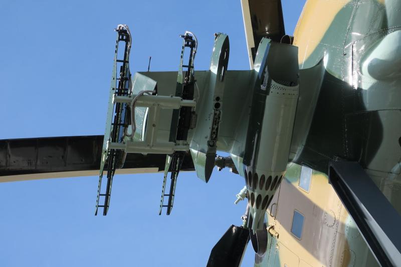 Páncéltörő rakéták indítósínjei, egy üres függesztő és nem irányított rakéták blokkja a bal szárny alatt

Mi-24 emlékmű - Szentkirályszabadja