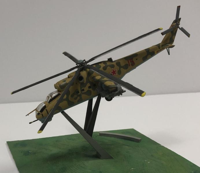 Az építésziroda makettje az emlékműről

A helikopter a Revell Mi-24D-je, a talapzat 3D-nyomtatással készült.