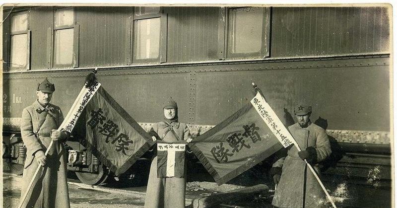 Szovjet katonák a Kuomintangtól zsákmányolt zászlókkal

https://cs11.pikabu.ru/post_img/2020/02/03/7/og_og_158072741422273762.jpg