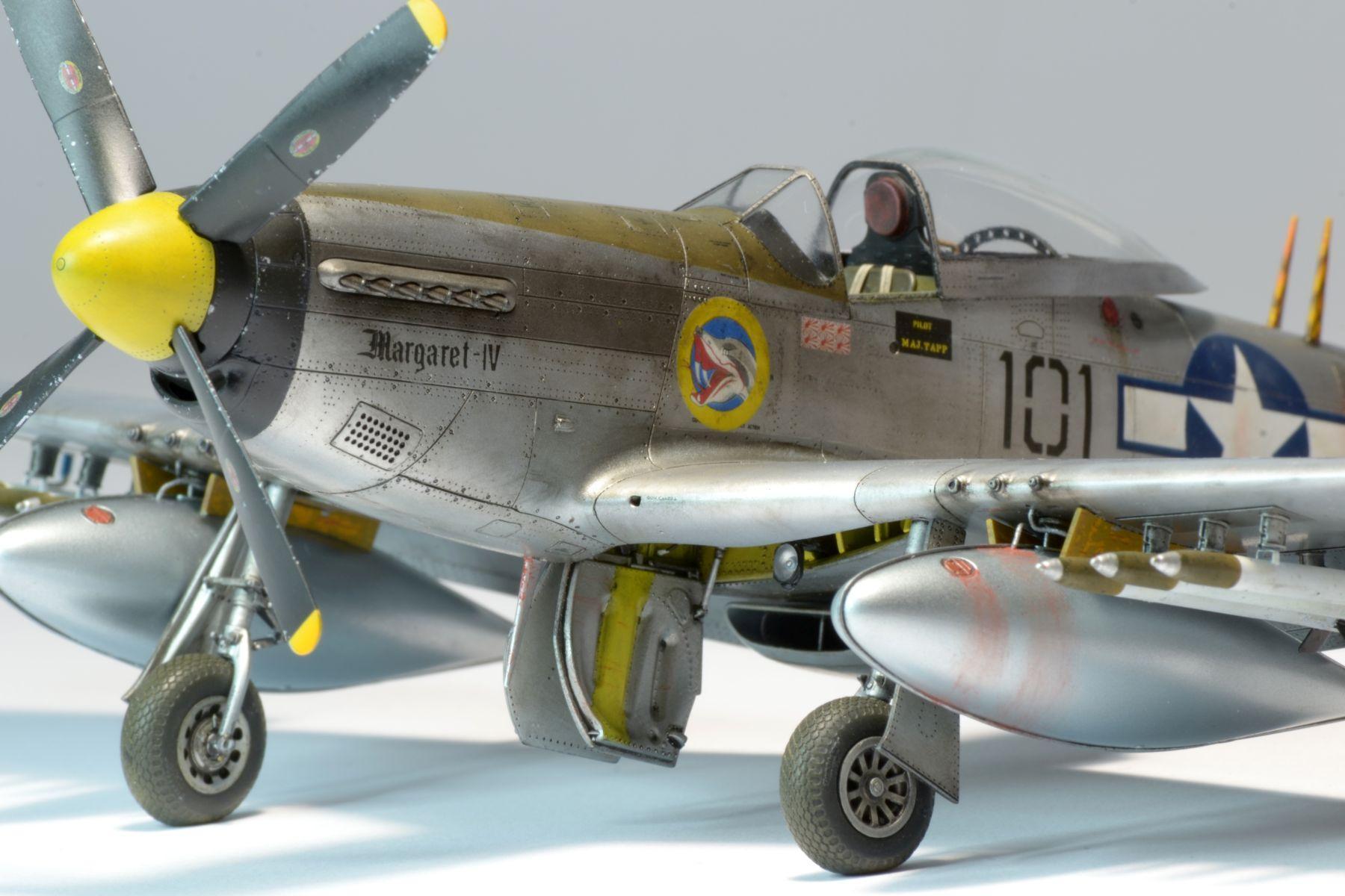 A pilótafülke előtt a 78th FS, a "Bushmasters" jellegzetes kígyófejes századjelvénye látható.