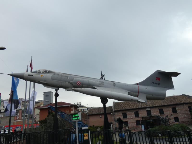 A bejáratnál egy oszlopon Starfighter fogad. Egykor a Luftwaffe gépe volt