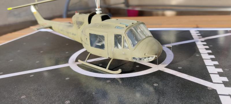 Kész makett-UH-1B_1-48_Academy_6000Ft_2