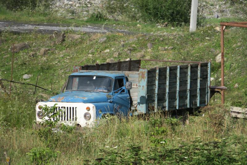 Mezőn rohadó GAZ-53