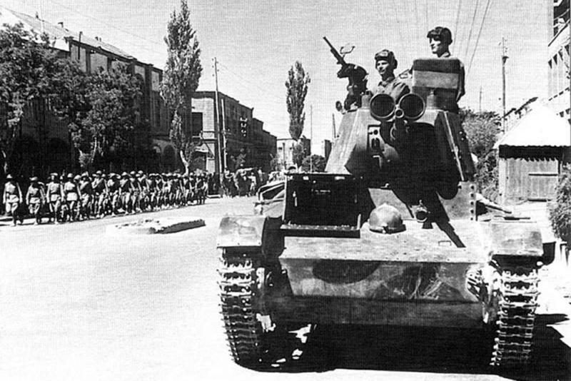 A szovjet 6. páncéloshadosztály T-26 harckocsija Tebrizben

forrás: https://commons.wikimedia.org/wiki/File:Soviet_tankmen_of_the_6th_Armoured_Division_drive_through_the_streets_of_Tabriz_(2).jpg