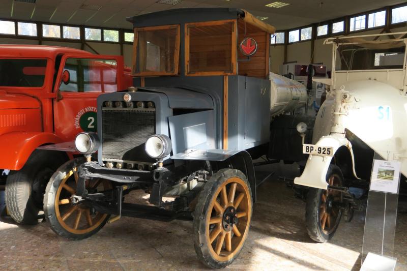 Rába V locsolóautó

Ezeket a kocsikat 1913-25 között gyártották Győrben. A kiállított példány a 40-es évekig járta Budapest utcáit.