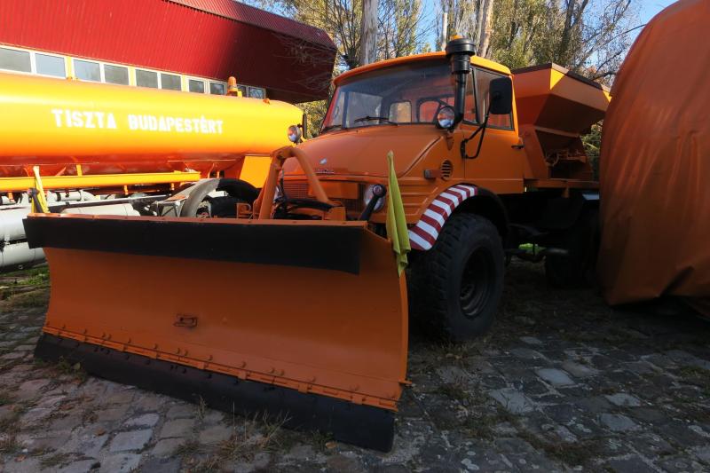 Unimog hókotró

A különféle változatú Unimogok 1963 óta álltak szolgálatban a vállalatnál.