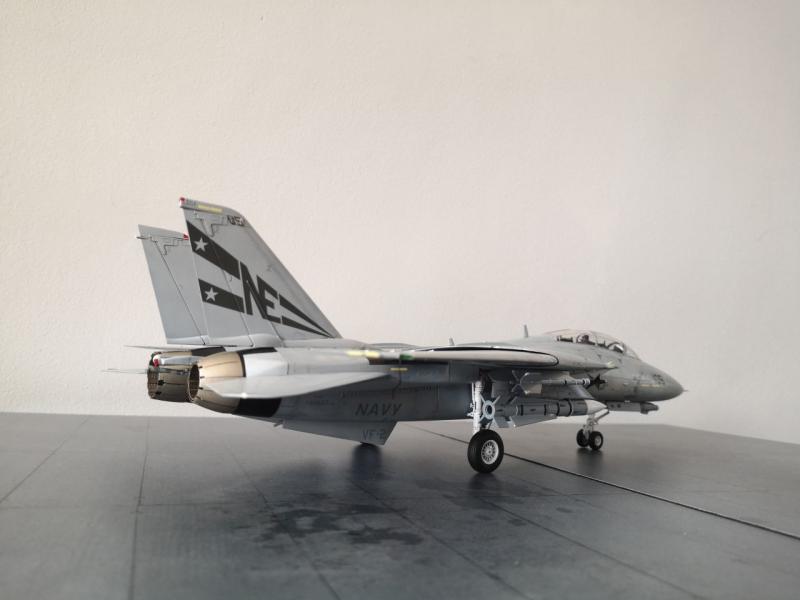 F-14D_HobbyBoss

A tizenegyedik. Ez is gyerekkori kedvenc volt. Helyhiány miatt már nem képezi a tulajdonomat. De tervben van, hogy építek még egy ilyet.