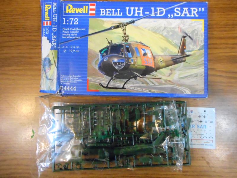 1:72 UH-1D Revell 2000 Ft

A két törzsfél leválasztva, a többi alkatrész a kereteken.