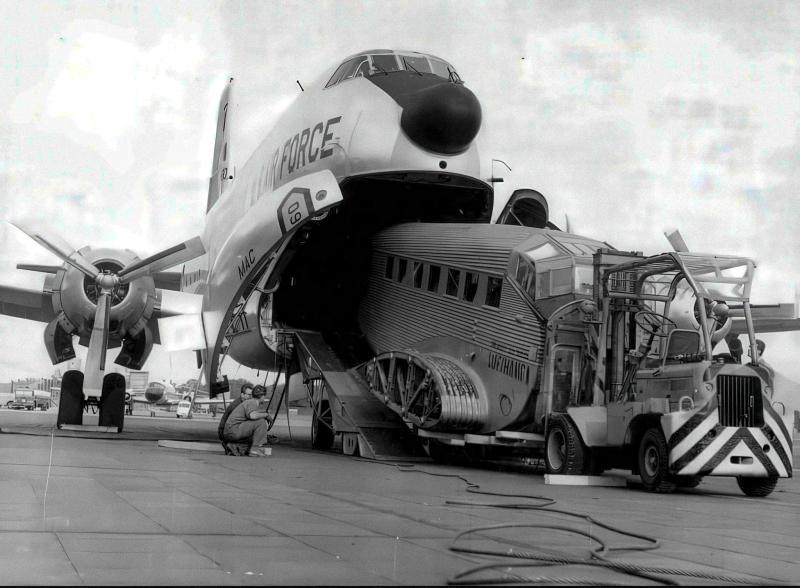 Ju-52 törzsét rakodják ki egy C-124 Globemaster-ből