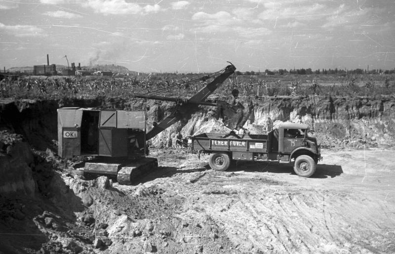 Egy kisebb markoló Csepelen - 1950

Fortepan / UVATERV
https://fortepan.hu/hu/photos/?id=79907