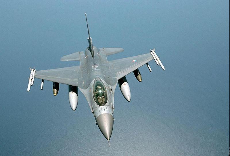 F-16AM 2x AIM-120 és 2x Mk. 84