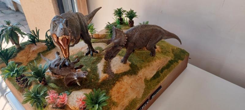 T-Rex vs. Triceratops harci dioráma