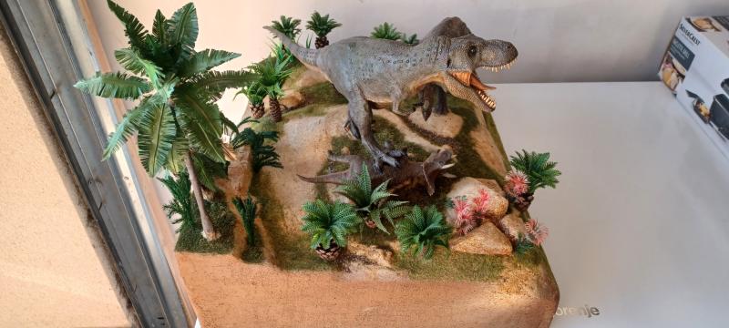 T-Rex vs. Triceratops harci dioráma 1/24