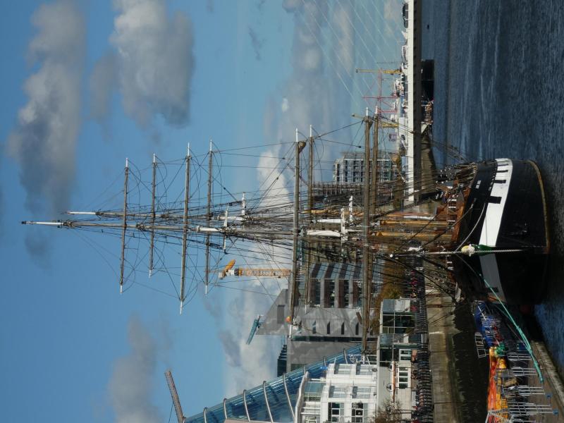 Előlnézetből

Az angolok az ilyen hajót ,,tall ship"-nek, azaz magas hajónak nevezik. A régi magyar tengerészeti terminológiában ,,teljes vitorlázatú" hajónak nevezték. 