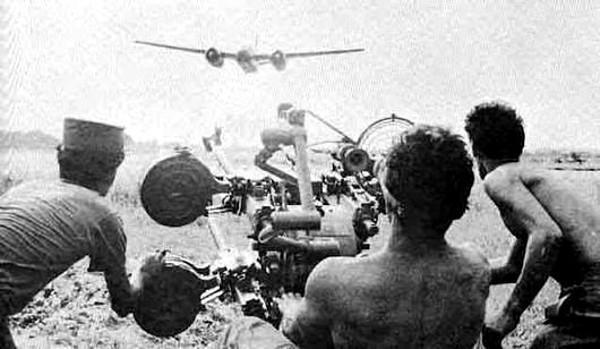 Milicisták lövik a támadó B-26-ot