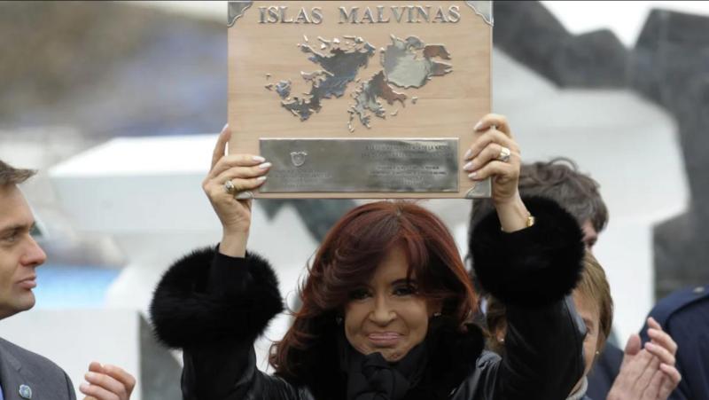 Az argentin elnökasszony a szigeteket ábrázoló plakettel 2012-ben