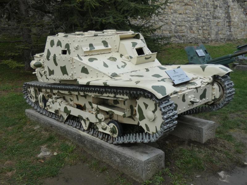 Tankette

Az olaszok nem csak azért játszottak alárendelt szerepet az észak-afrikai hadszíntéren, mert a nagyobb páncélosaik annyival gyengébbek voltak, mint a szövetségeseké, hanem mert összes páncélos járművüknek mintegy a 70%-át ilyen apró jószágok tették ki.