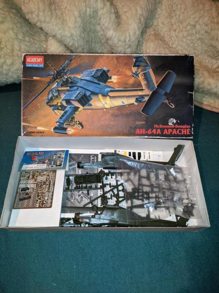 Academy AH-64A + Part fotomaratás 6000 Ft