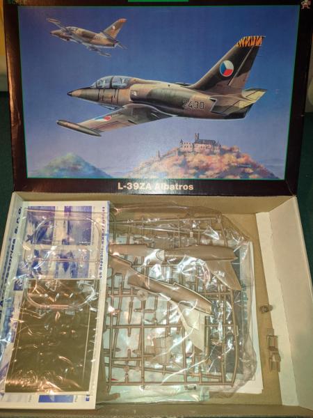 Eduard L-39ZA kabinban 1-2 alkatrész ragasztva 4000 Ft