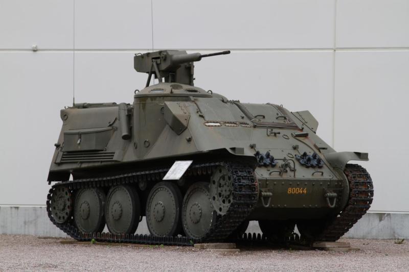 Pbv 301 lövészpáncélos, amit leselejtezett harcskocsiból építettek át, lesejeletezett repülőgép-gépágyúval