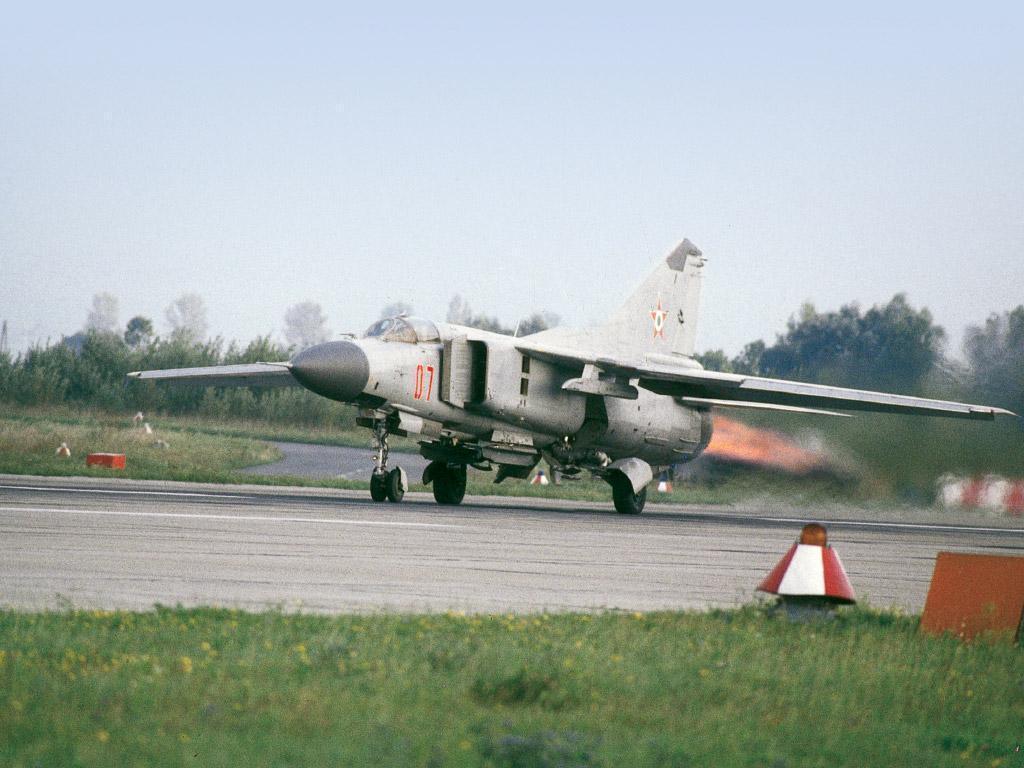 A Magyar Néphadsereg 07 oldalszámú MiG-23MF-ének utánégetős felszállása