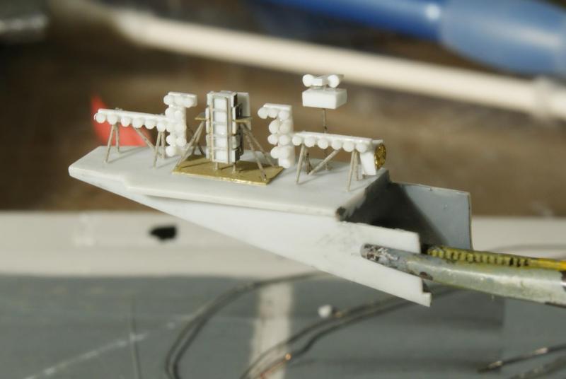 Fresnel-lencsék az OLS-en, azaz a leszállást segítő fények

Az OLS az Optical Landing System rövidítése, de a személyzet gyakran csak "húsgolyónak" (meatball) hívja. Ez a fényrendszer segíti a leszálló pilótákat a megfelelő siklópályán maradni, jelentősége óriási. Érdemes utánaolvasni: https://en.wikipedia.org/wiki/Optical_landing_system
