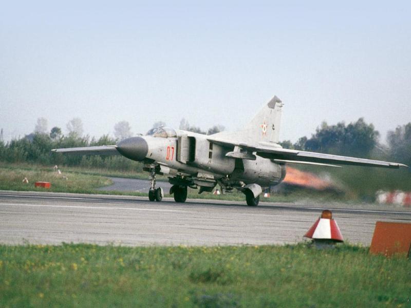 A Magyar Néphadsereg 07 oldalszámú MiG-23MF-ének utánégetős felszállása

forrás: 