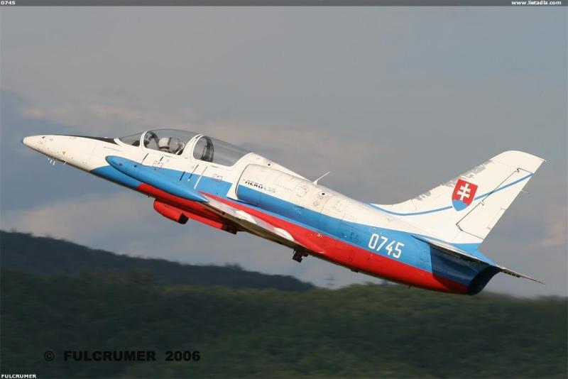 A 0745 számú Albatros

Jól látható a gép hasa alatt a célvontató légturbinája (generátora), a vontatókábel-vezető, a védőcsatorna és kicsit hátrébb a hidraulikus kábelvágó szerkezet. Megfigyelhető a hátsó ülés hiánya. Szintén figyelemre méltó a függőleges vezérsíkon a festés kopása, illetve a natúr fém előbukkanása.
