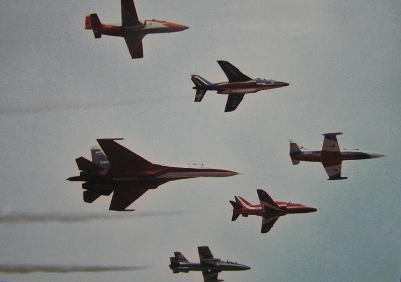 Bratislava 1992

Illusztris köteléktagokkal büszkélkedhet a Biele Albatrosy. Az 1992-es pozsonyi repülőnapon összeállt alkalmi kötelék vezéreként együtt repült a Red Arrows Hawkjával, a Patrouille de France Alpha Jet-ével, a Patrula Aguila Casa-jával, a Frecce Tricolori Macchi MB339-ével és az oroszok "Test Pilots Su-27" két gépes formációjának egyik gépével