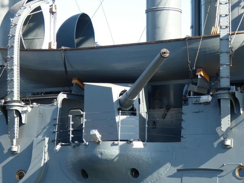 A fő fegyverzet, 152 mm-es löveg

Ezek már forgathatóak voltak, de még a régi hajókhoz hasonlóan az oldalak mentén helyezték el őket. Az orrban és a taton önálló lövegtornyok állnak.  