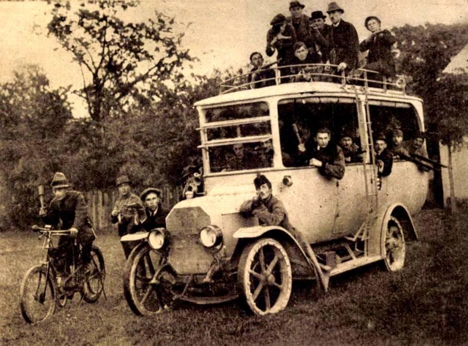 Felkelők zsákmányolt busszal
