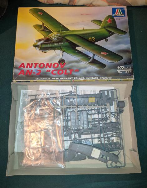 Italeri An-2 enyhén elkezdve, matrica nincs, néhány alkatrészből 2 is van 3000 Ft