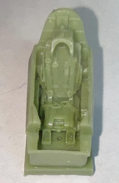 Mig E-8_002

A kabinba beleöntve kapjuk a katapultülést, ami annyira nem szerencsés. A Mig-23UB-nál is ugyanez volt, szóval azért meg lehet oldani a kifestést. Az ülés egyébként elég részletes és az oldalsó kezelőpanelek műszereit is lehet látni.